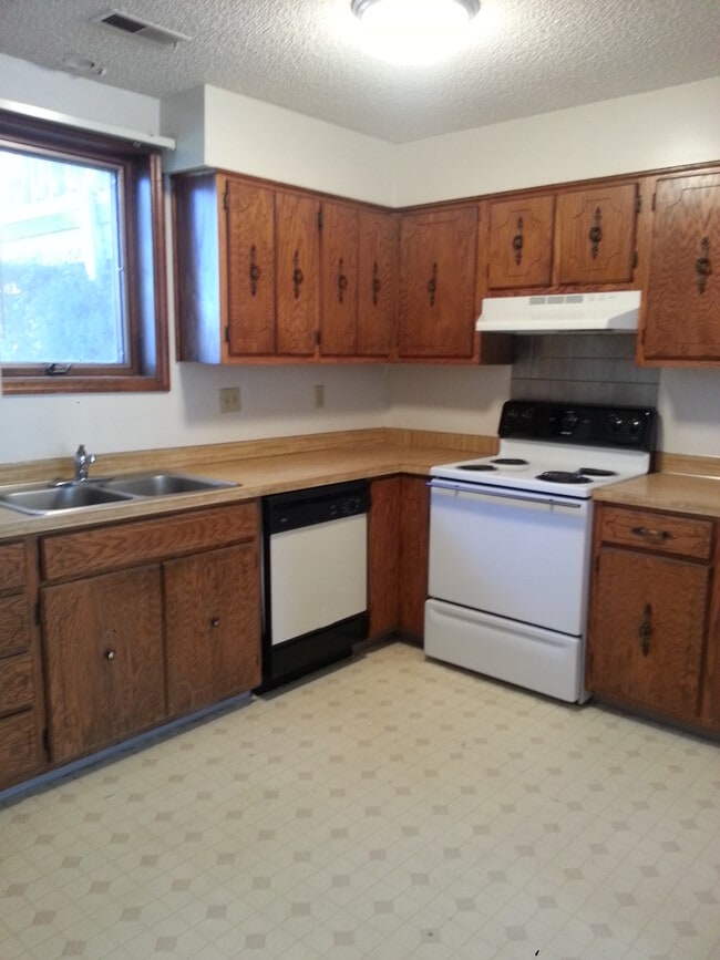 eat in kitchen - 412 S 24th St