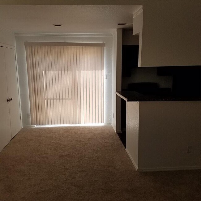 Foto del edificio - 7111 E Hwy 290