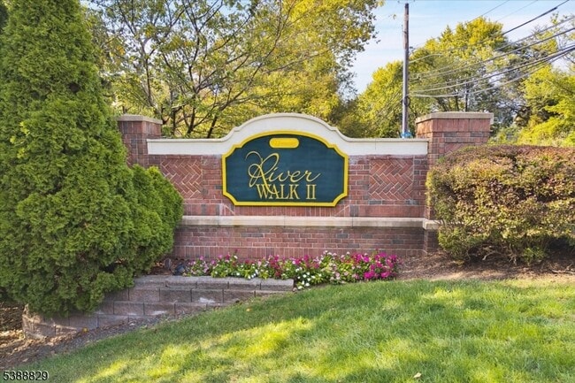 Foto del edificio - 120 Rock Creek Dr