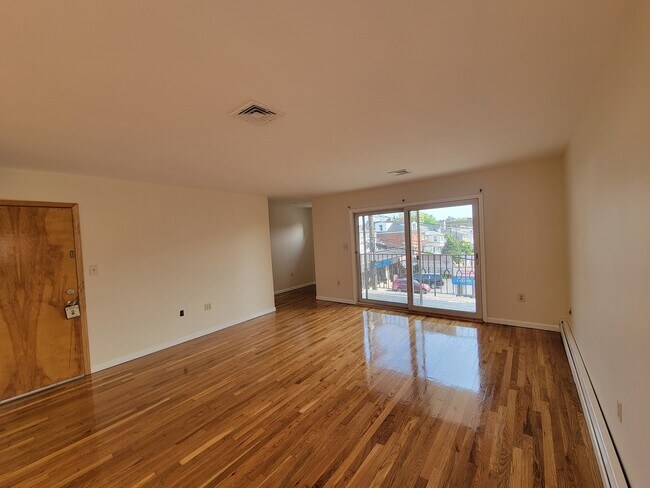 Building Photo - 69 71st St