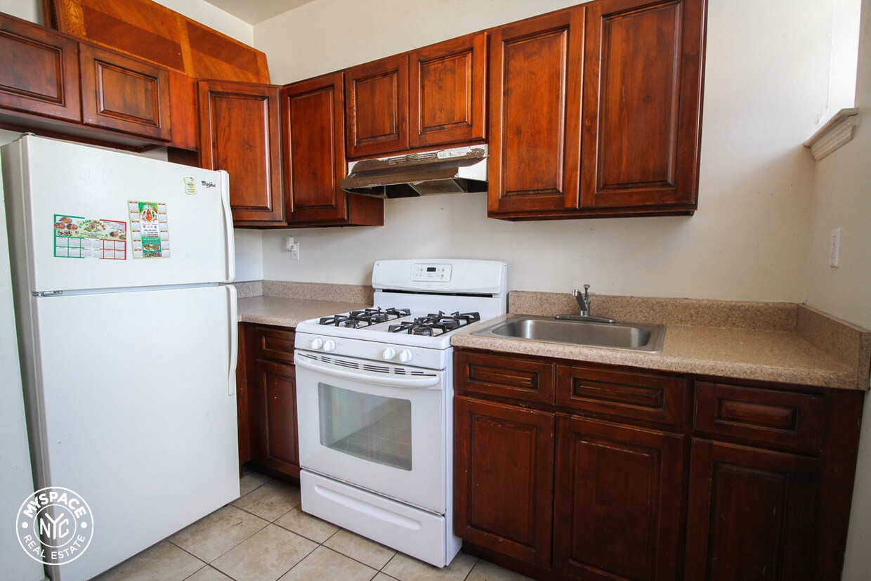 Primary Photo - 559 Seneca Ave