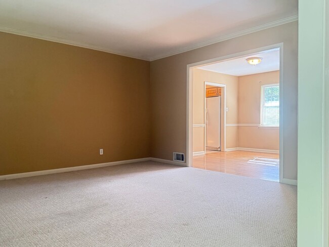 Building Photo - 323 Auburn Dr