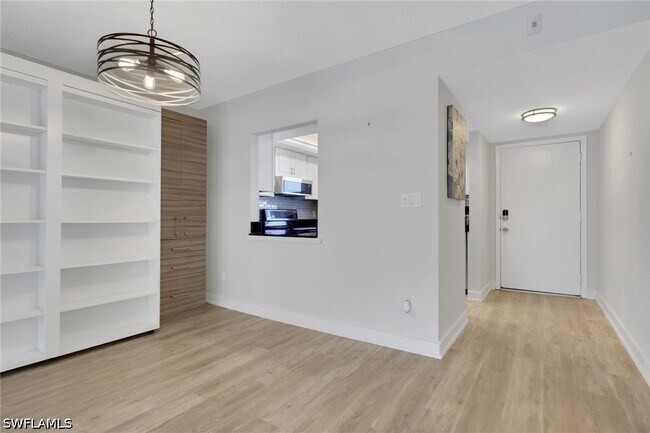 Building Photo - 4912 Tamiami Trl E