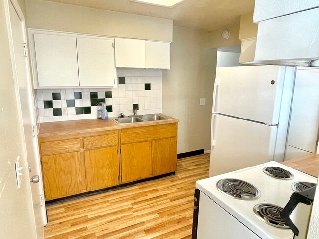 Building Photo - Vernon neighborhood Cape Cod style 3 bedro...
