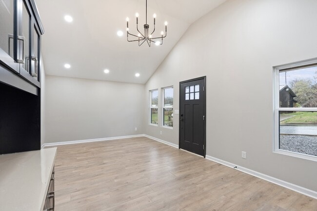 Building Photo - 804 Martin St