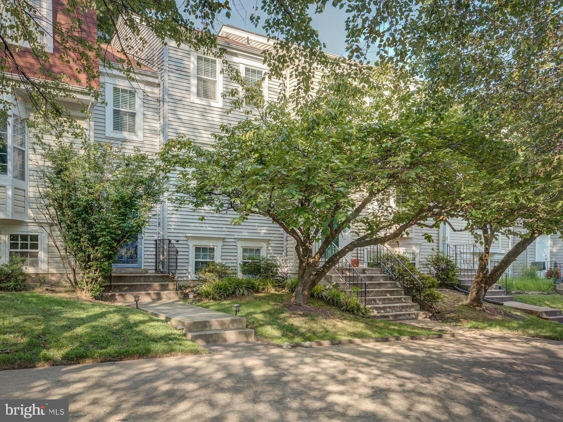 Primary Photo - 2400 Ridgehampton Ct