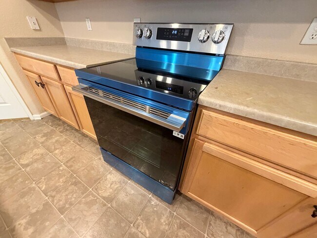 Foto del edificio - Bright Open-Concept Condo with 1-Car Garage in Prime Commuter Location