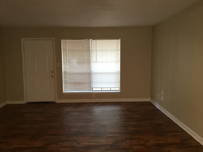 Building Photo - 3 Bedroom 2 Bath Home Move In Ready!!!