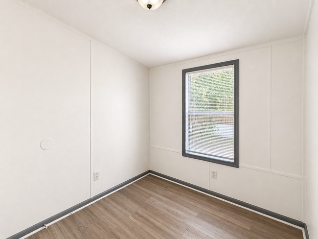 Building Photo - Freshly Updated Single-Wide in Quiet Community!