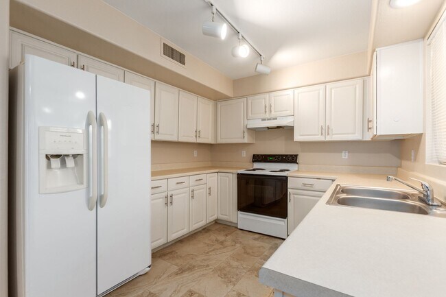 Building Photo - Large 4 bed 2.5 bath home with no HOA!