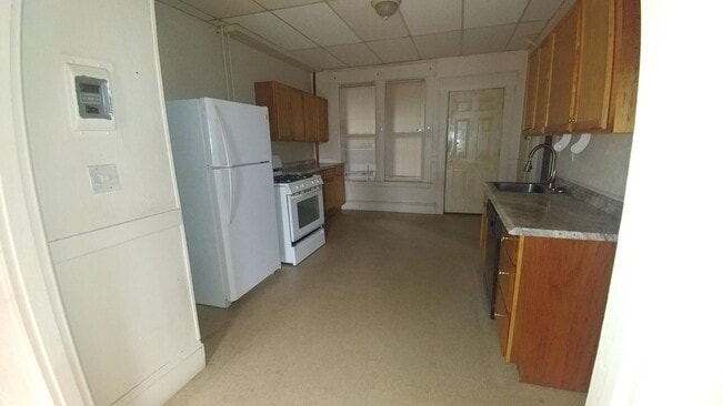 Building Photo - 461 Maple St