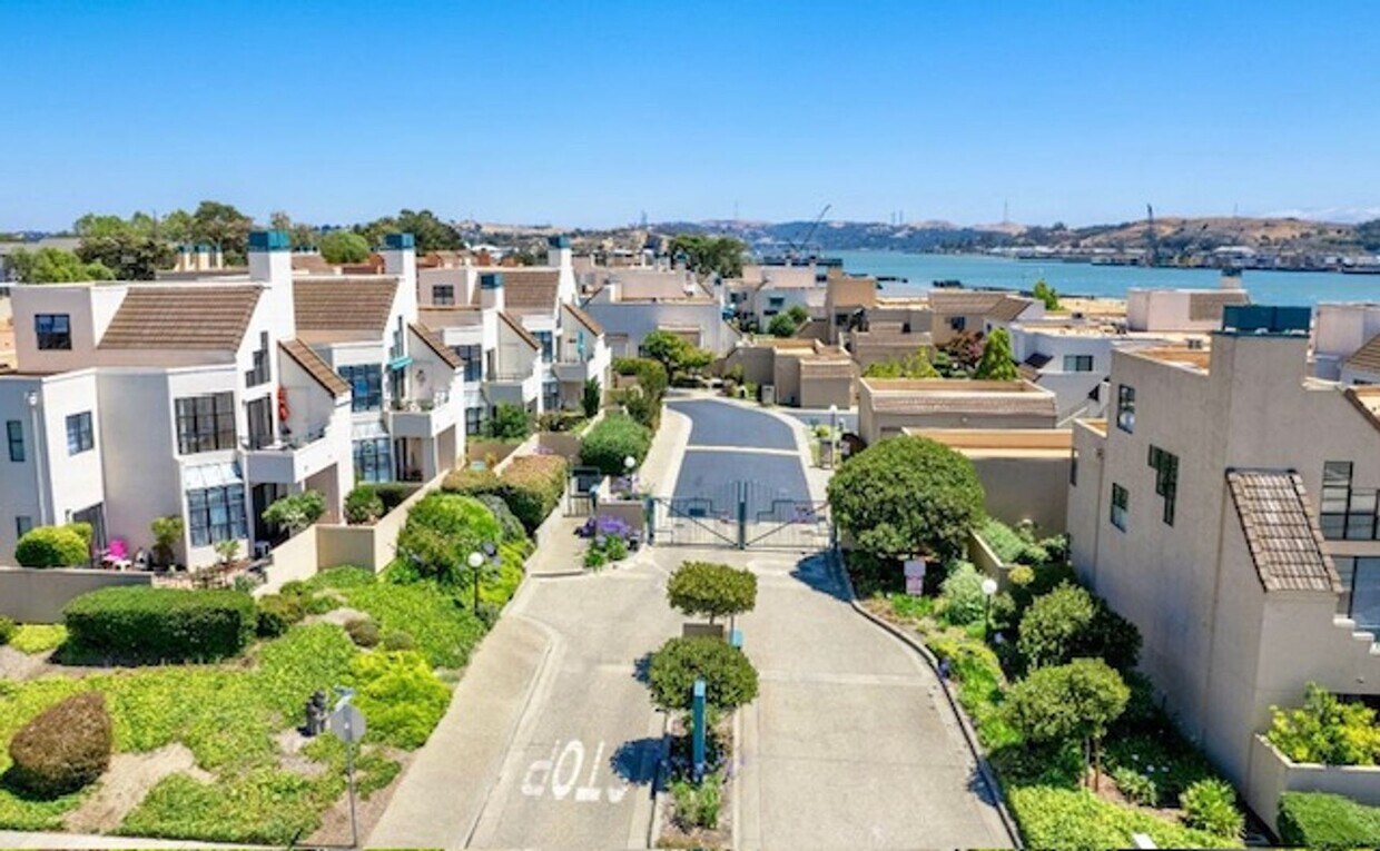 Building Photo - Great 1 bed 1 bath Condo with Garage in Va...