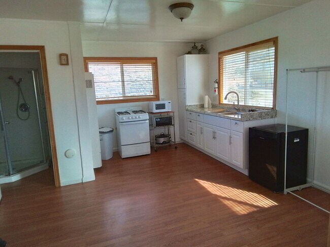 Foto del edificio - Studio for single person-All Utilities Included!