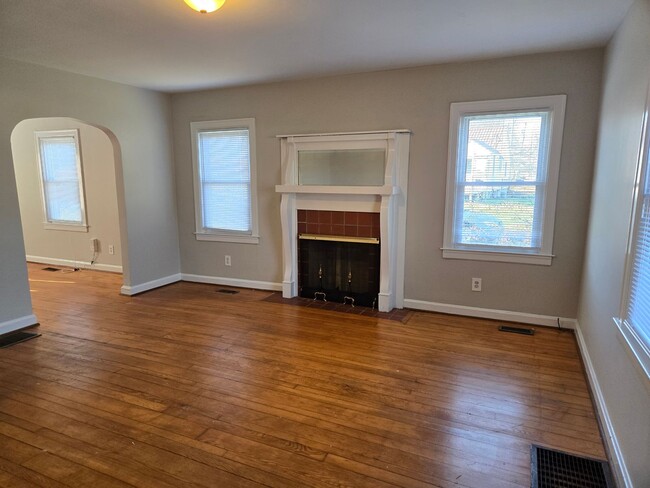 Building Photo - Spacious Duplex in the Meadows Subdivision...