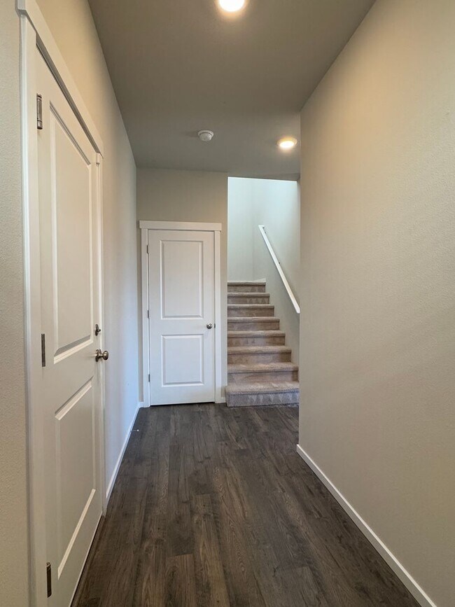 Foto del edificio - Spacious 4-Bedroom Home in a Great Neighbo...