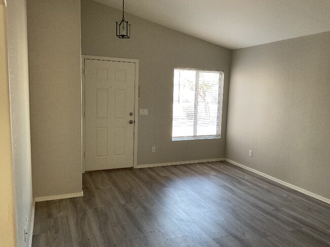 Foto del edificio - 13001 N Cesar Chavez Dr