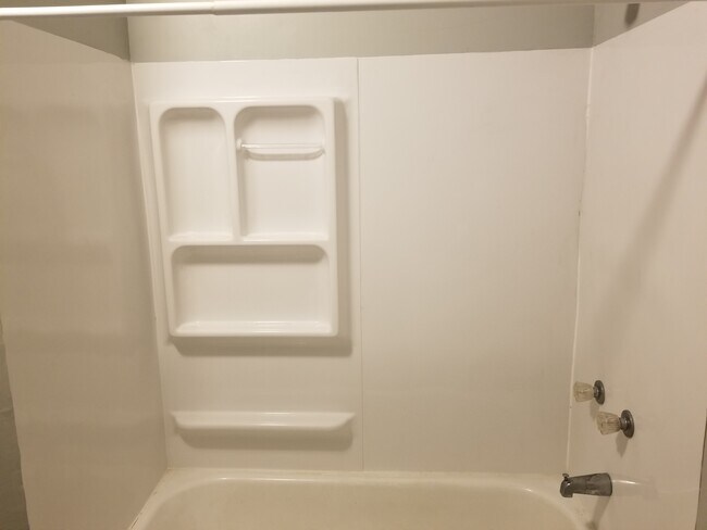 Shower - 4024 Pulaski St