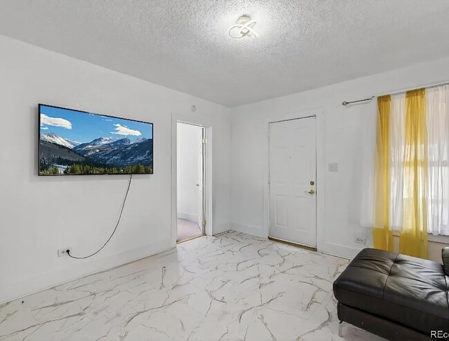 Building Photo - 307 E Oak St