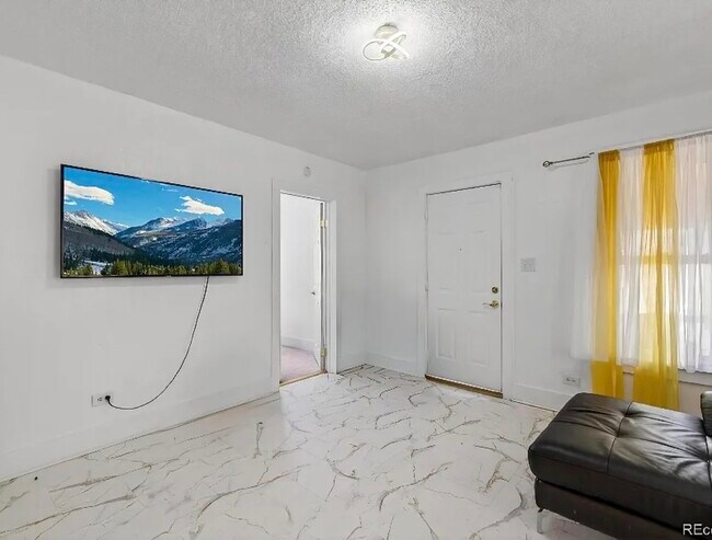 Foto del edificio - 307 E Oak St