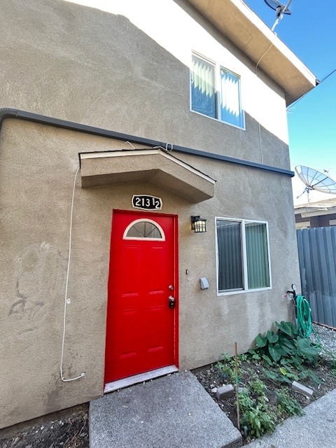 Building Photo - 213 1/2 E 84th Pl