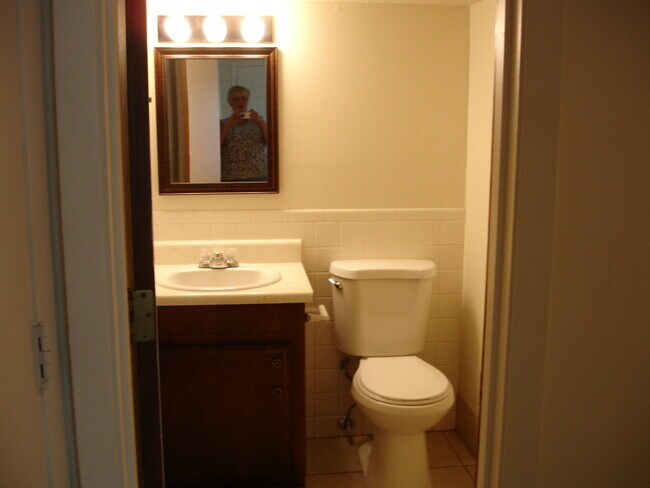 Medio baño en la planta baja - 7101 N Park Ave
