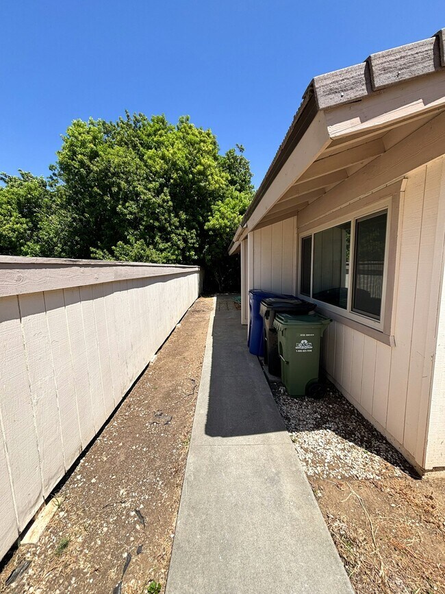 Building Photo - 11104 Poblado Rd