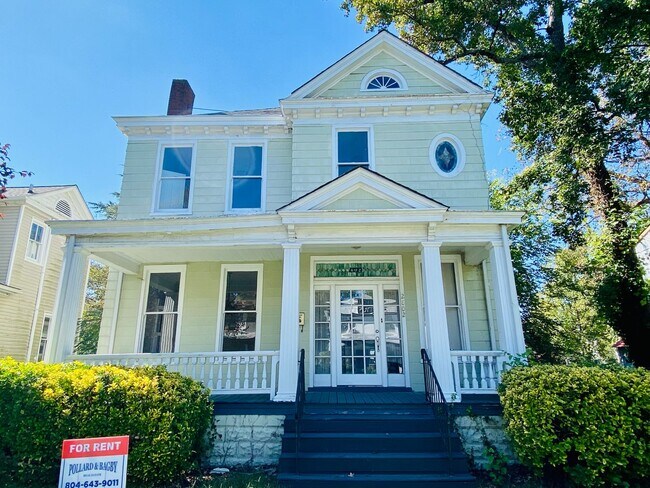 Foto del edificio - Gorgeous 3 bdrm/2.5 bath newly renovated h...