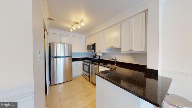 Building Photo - 7594 Lakeside Village Dr
