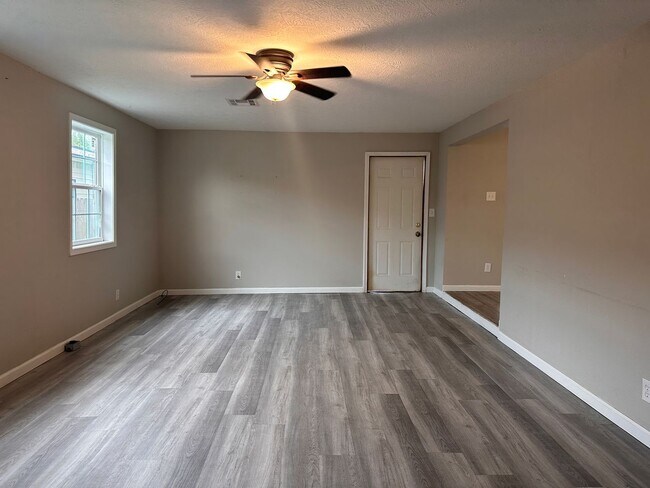 Building Photo - Spacious 3/2 available NOW