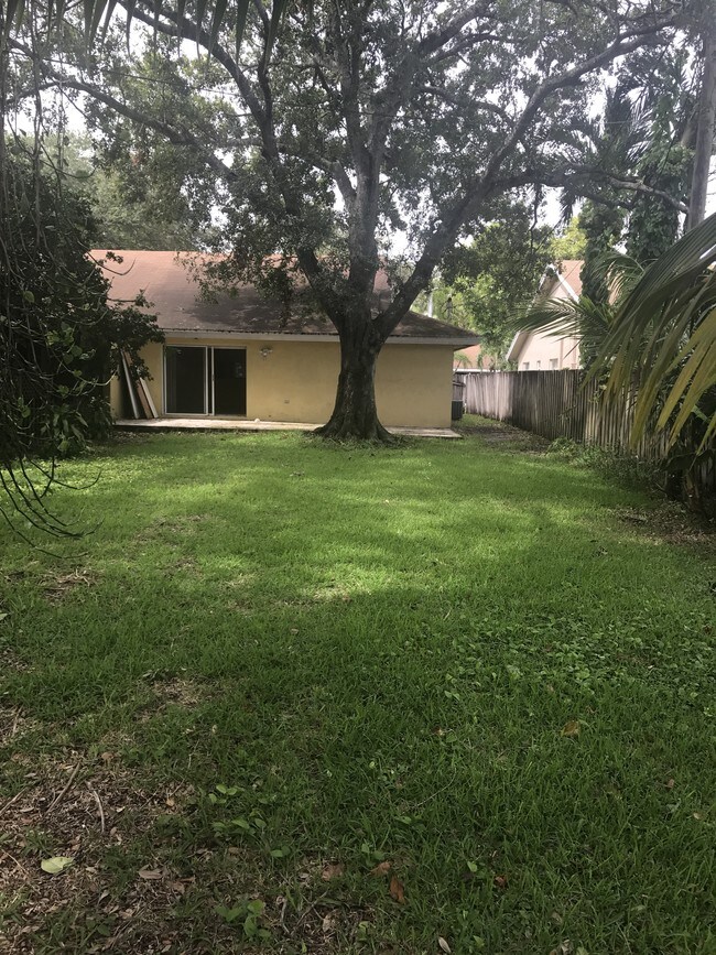 Building Photo - 4940 SW 26th Terrace