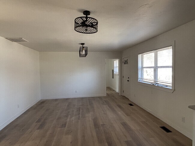 Building Photo - 915 S 6th St