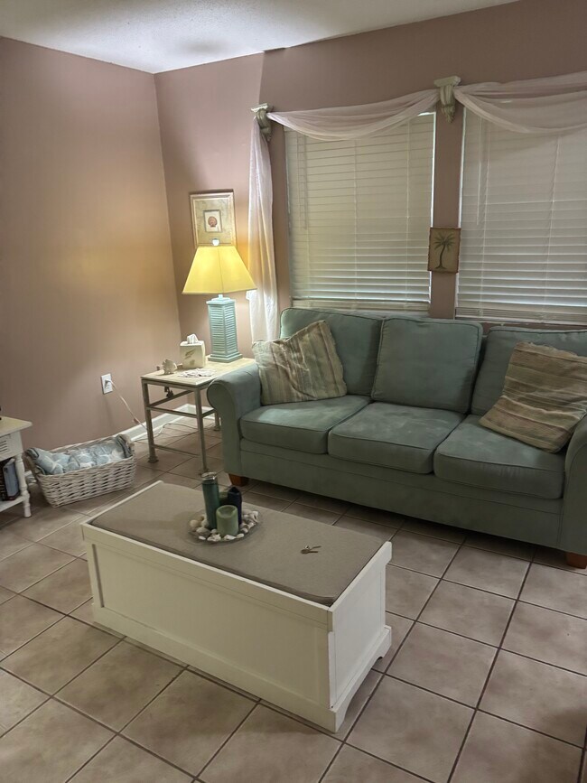 Acogedora sala de estar con TV - 614 4th Ave S