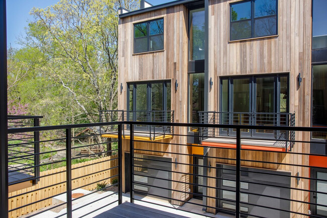 Building Photo - 315 NE Burwood Mews