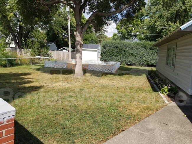 Building Photo - 616 2nd St NE