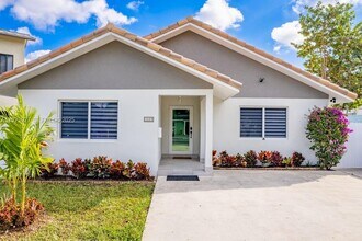 Building Photo - 3425 SW 69th Ave