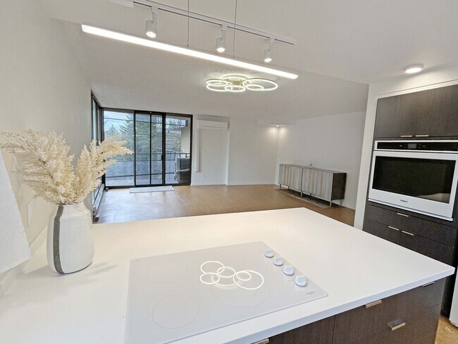 Foto del edificio - Capitol Lake Towers Condo (#201) w/ Move-I...