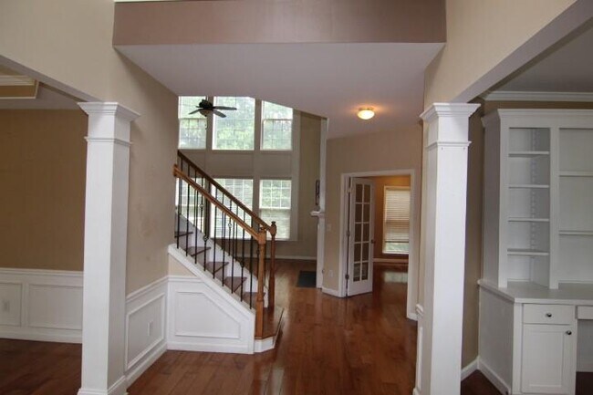 Building Photo - 565 Midhurst Pl