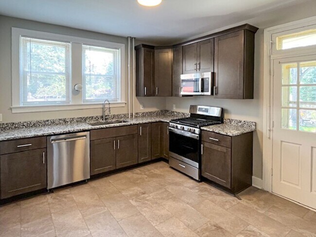 Foto del edificio - 3 Bedroom 1.5 Bath Detached House, Yard, P...