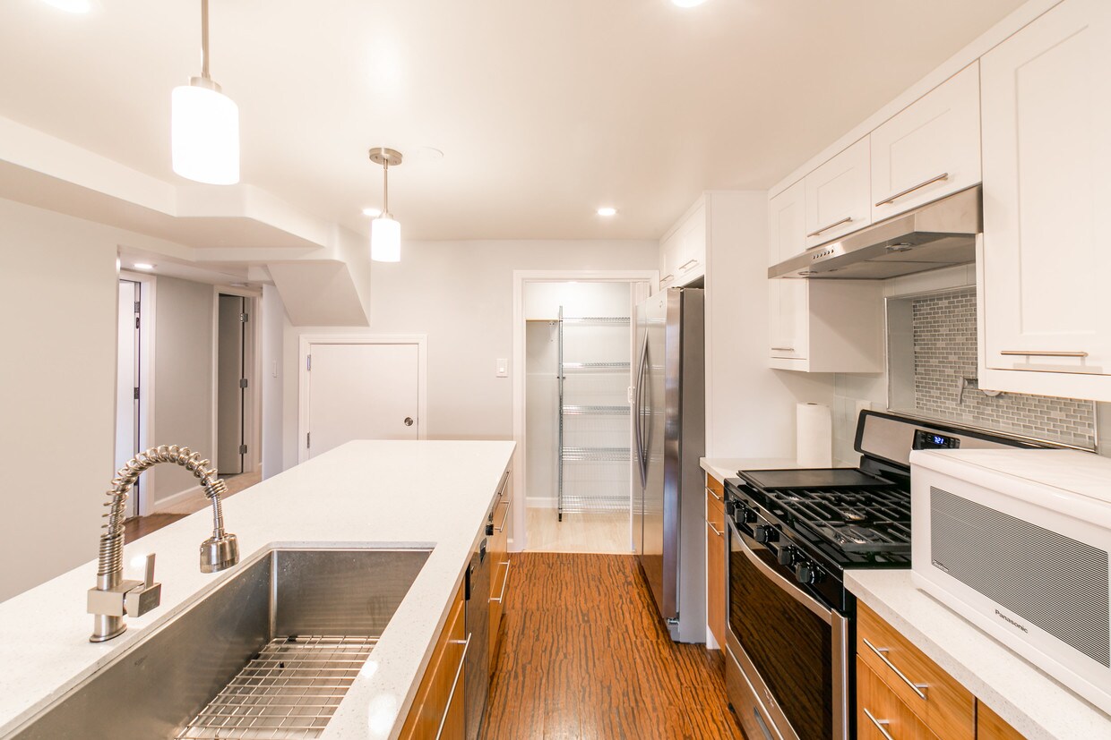 Kitchen - 653 St Francis Blvd