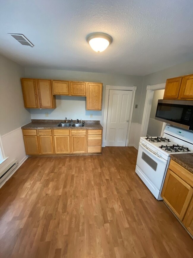 Building Photo - Newly Updated 2 Bedroom