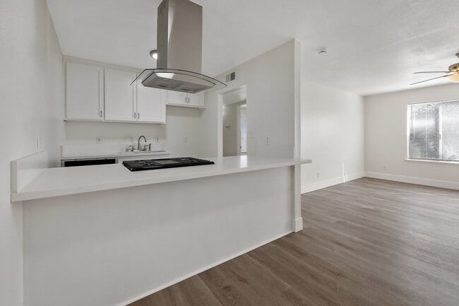Foto del edificio - Downstairs 2 bed, 1 bath newly remolded unit rent ready!!