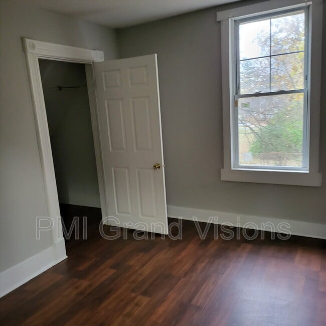 Building Photo - 941 E Cantrell St
