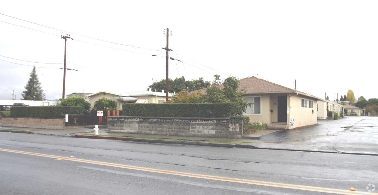 Building Photo - 21240-21252 Meekland Ave
