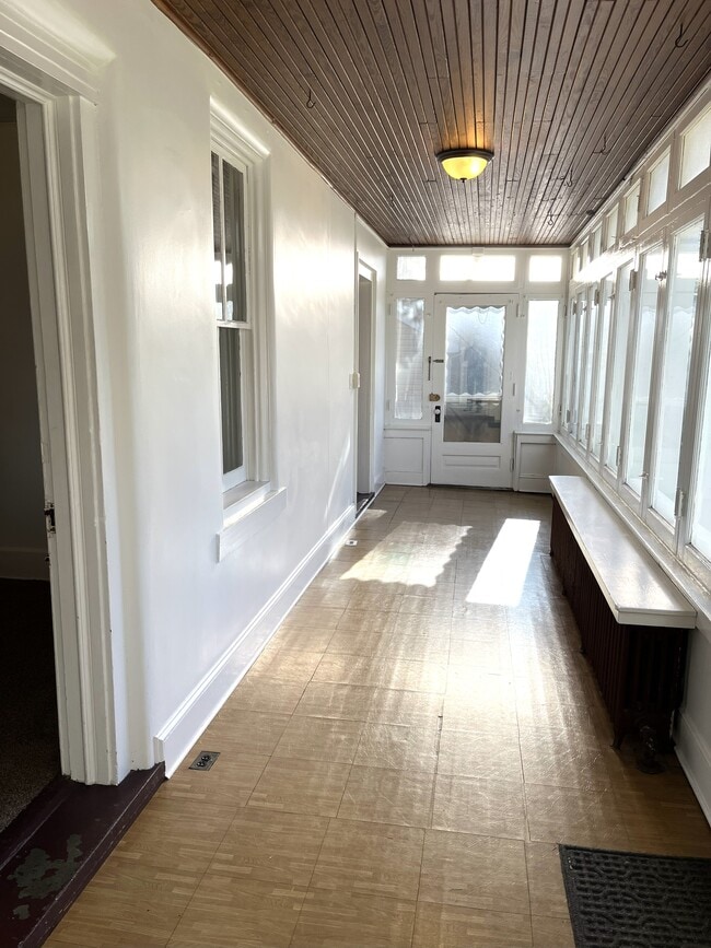 Bright sur room - 403 School St