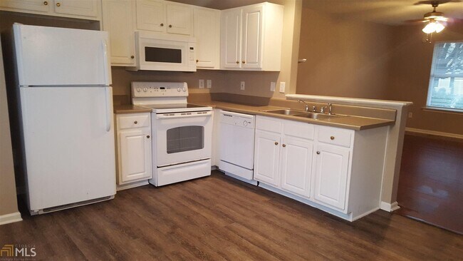 Building Photo - 350 Coral Cir