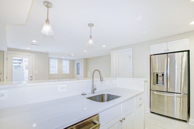 Building Photo - Terrific Two-Bedroom Unit in Columbia Heig...