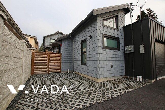 Photo du bâtiment - Kerrisdale Laneway House Rental 3-2060 Wes...