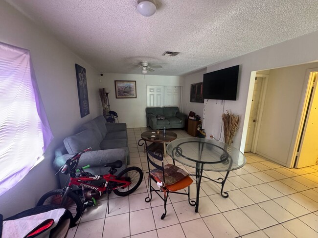 Building Photo - 2-Bedroom, 1-Bathroom Duplex in Tampa (MOV...