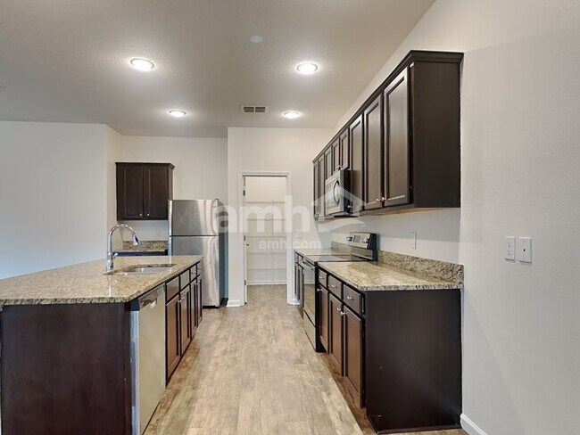 Foto del edificio - 4878 St James Ln