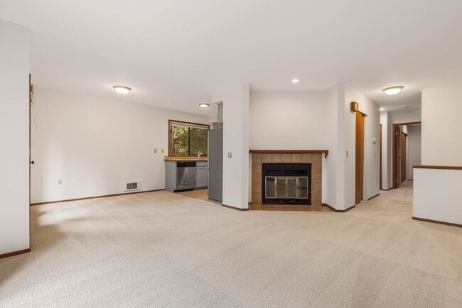 Building Photo - Beautifully Updated 2-Bedroom, 2-Bath Condo Near Downtown Kirkland